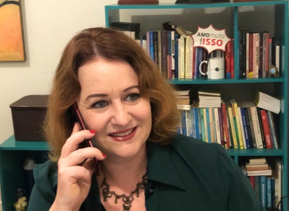 Juliana Germann, idealizadora do projeto 'Escutatória de idosos', ao telefone — Foto: Juliana Germann/Arquivo pessoal