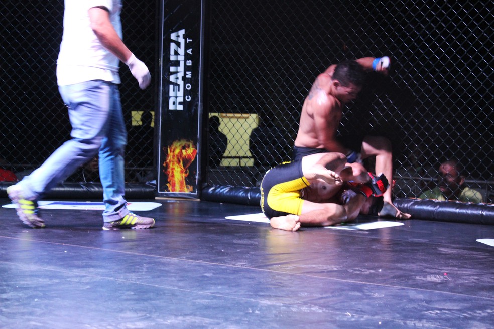 Isac Nylton durante luta de MMA finalizando rival  — Foto: Josiel Martins