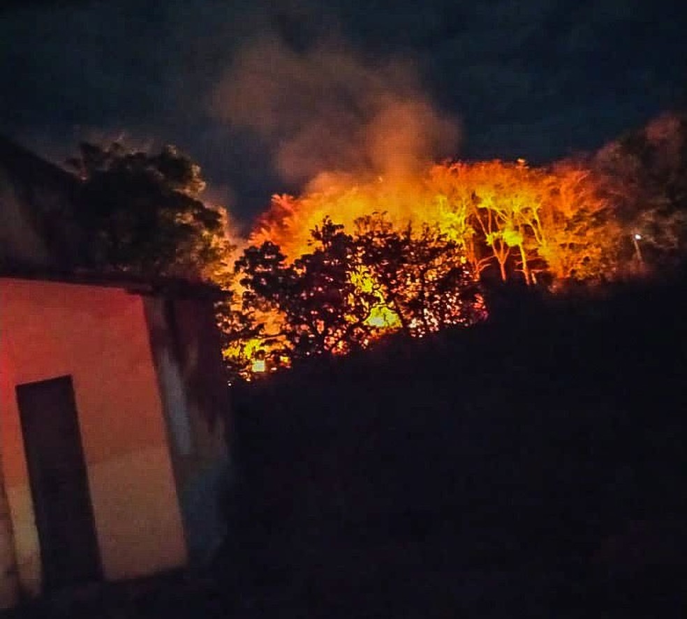 Inc&ecirc;ndio atinge &aacute;rea de vegeta&ccedil;&atilde;o em Barreiras, oeste da Bahia  &mdash; Foto: Divulga&ccedil;&atilde;o/Corpo de Bombeiroa