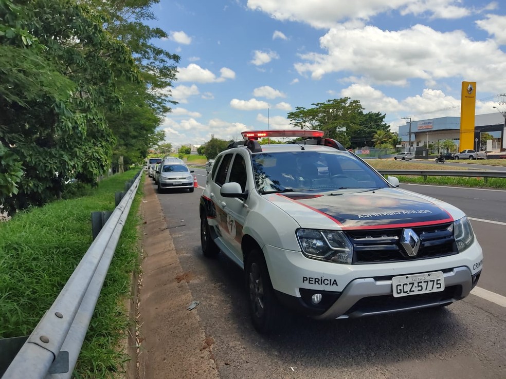 Pedestre, de 44 anos, morreu atropelado no trecho urbano da Rodovia Raposo Tavares (SP-270), em Presidente Prudente, nesta sexta-feira (18) — Foto: Aline Costa/G1
