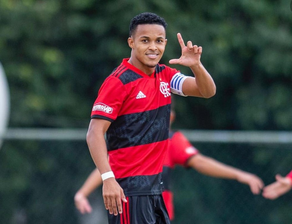L&aacute;zaro comemora gol pelo Sub-20 com a bra&ccedil;adeira de capit&atilde;o &mdash; Foto: CRF 
