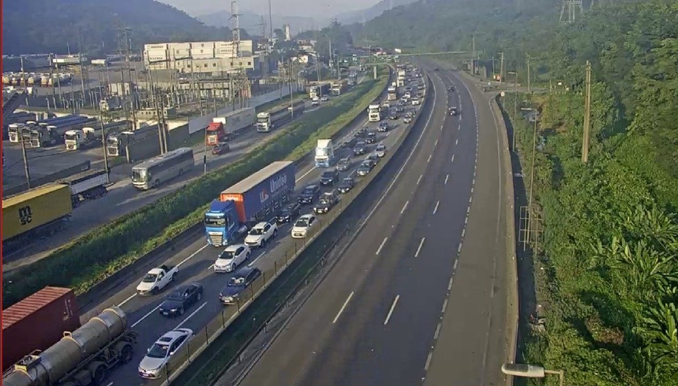 Motoristas enfrentaram congestionamento nas rodovias do Sistema Anchieta-Imigrantes (SAI) na manhã deste sábado (26), devido ao alto volume de veículos — Foto: Ecovias/Divulgação