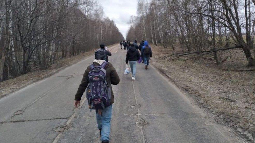 Autoridades do campo disseram aos refugiados para caminhar e buscar segurança — Foto: HAIDAR SEDDIQI
