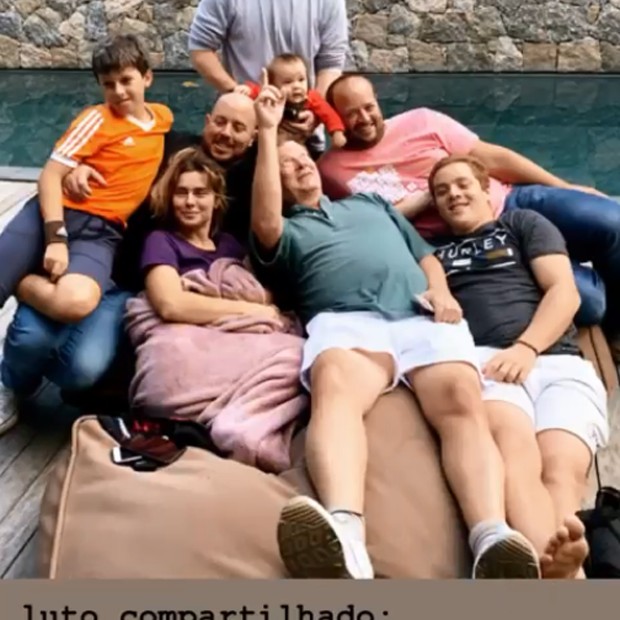 Carolina Dieckmann posa com a família (Foto: Reprodução/Instagram)