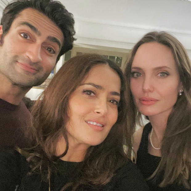 Salma Hayek faz selfie poderosa com Angelina Jolie e Richard Madden (Foto: Reprodução/Instagram)