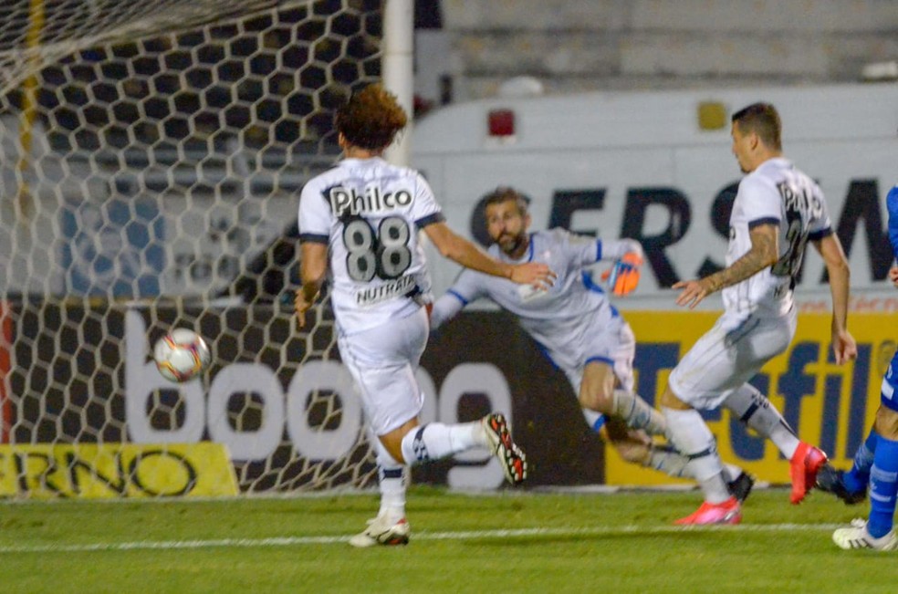 Virada da Ponte Preta em cima do CSA — Foto: Álvaro Jr/ PontePress