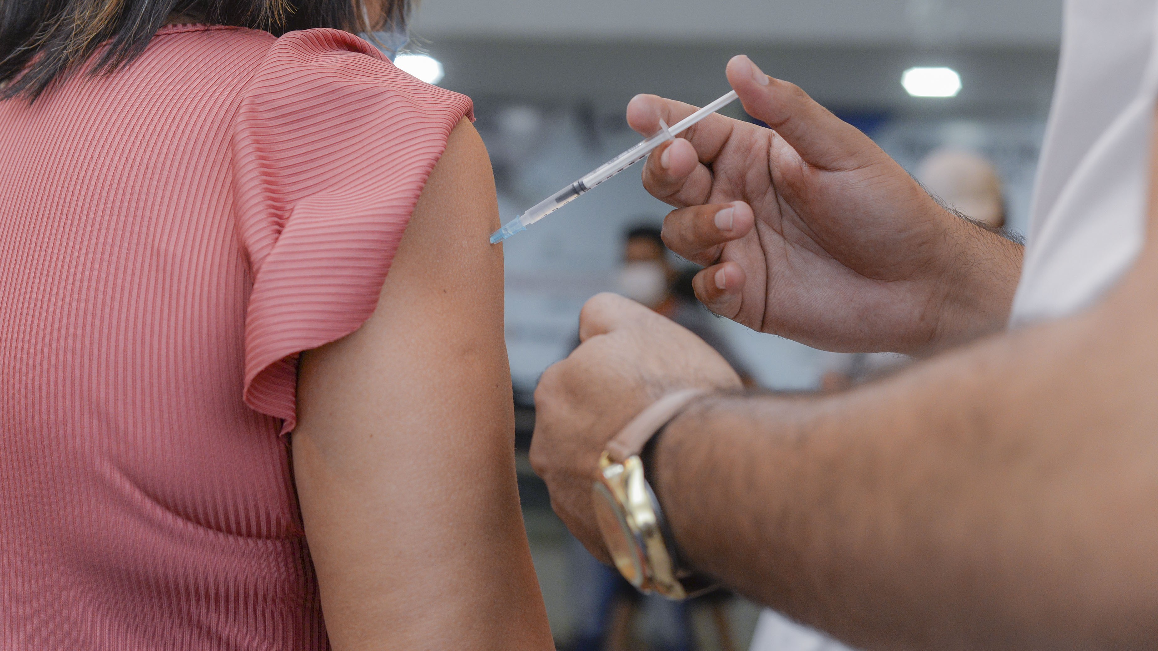 Vacinação contra a Covid-19 é suspensa neste domingo; na segunda Uraps funcionam até às 22h