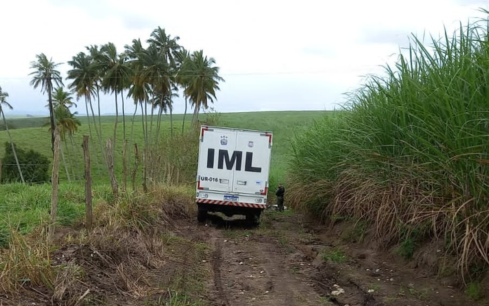 Carro do IML em estrada vicinal em Nazaré da Mata, no local em que corpos foram encontrados dentro de carro — Foto: Reprodução/WhatsApp