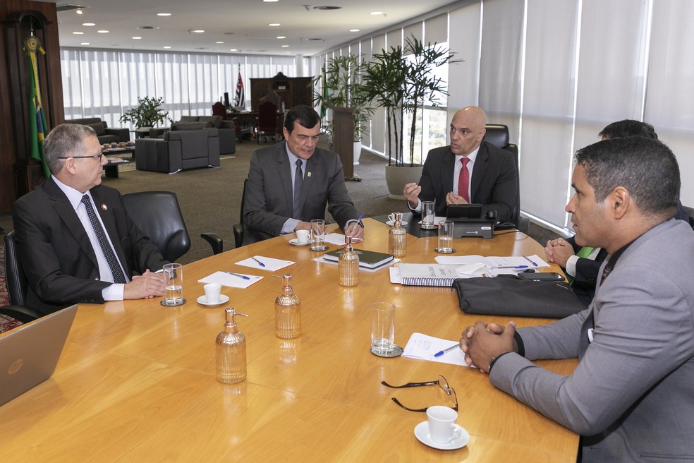 O presidente do TSE, Alexandre de Moraes (à direita), se reuniu com o ministro da Defesa, Paulo Sérgio Nogueira (à esquerda) — Foto: Alejandro Zambrana/TSE