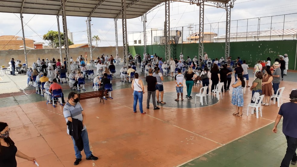 Moradores de Botucatu faziam fila para tomar vacina contra Covid — Foto: Fernando Savioli/TV TEM