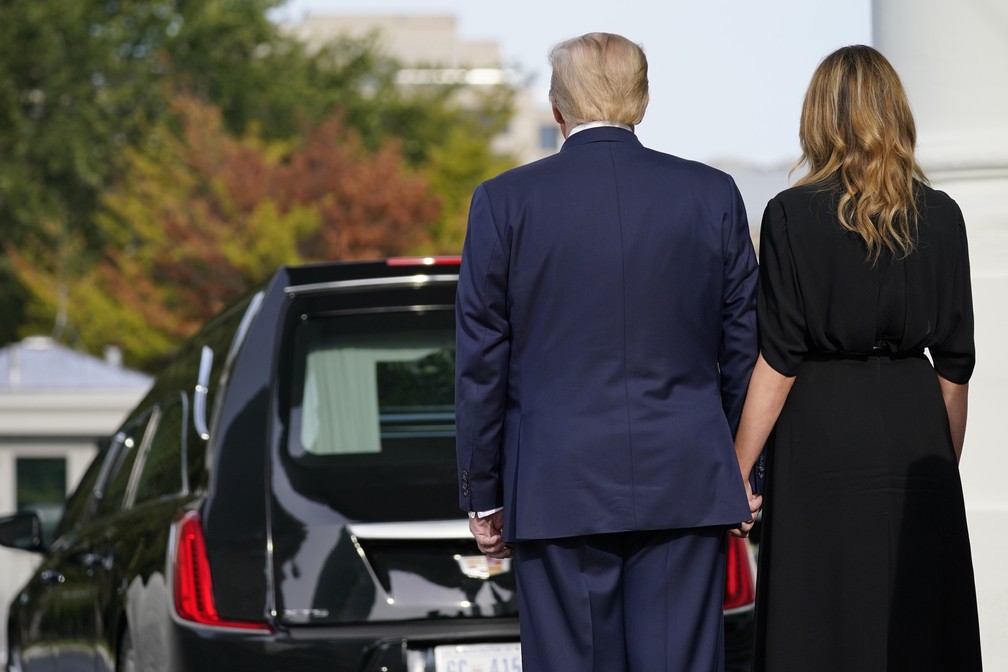 Donald Trump e Melania Trump acompanham cortejo do corpo de Robert Trump, irmão do presidente dos EUA, nesta sexta-feira (21) — Foto: Evan Vucci/AP Photo