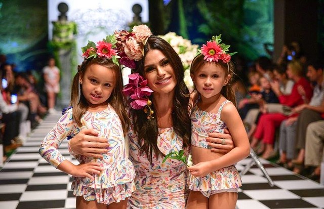 Natália Guimarães e suas gêmeas em uma edição do Fashion Weekend Kids (Foto: Divulgação)