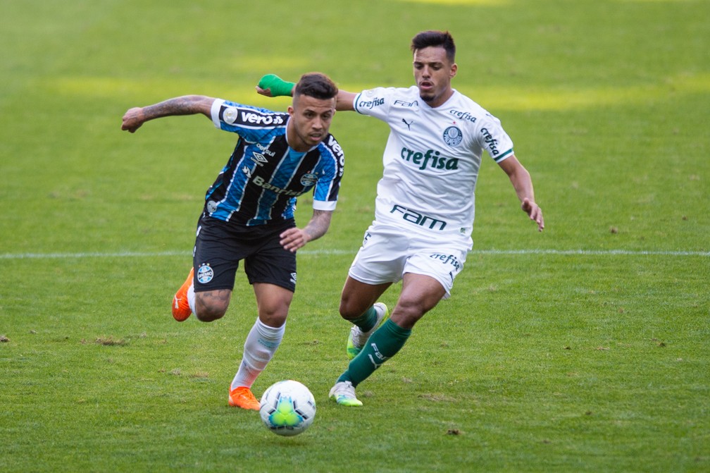 Gabriel Menino, do Palmeiras, disputa jogada com Matheus Henrique, do Grêmio — Foto: MAX PEIXOTO/DIA ESPORTIVO/ESTADÃO CONTEÚDO