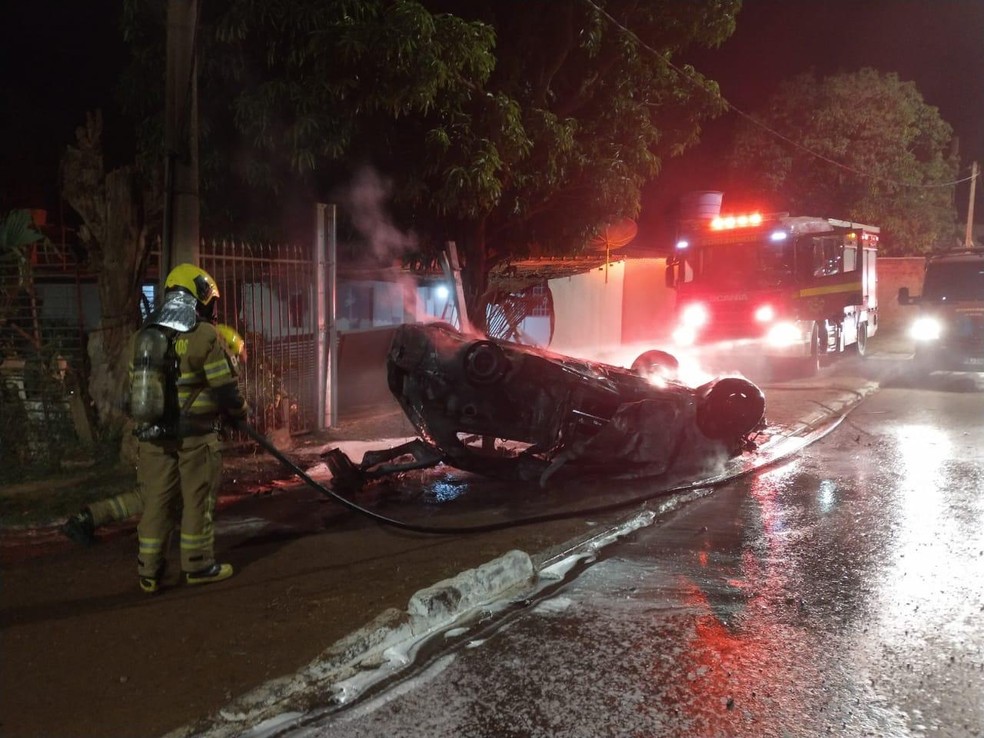 Homem morre após capotar veículo e atingir casa do Sol Nascente, no DF — Foto: CBMDF/Divulgação