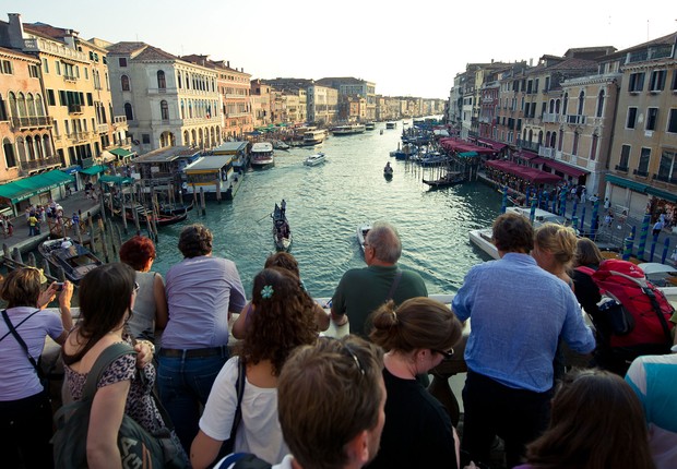 Turistas se acotovelam em ponte de Veneza, na Itália (Foto: Ian Gavan/Getty Images)
