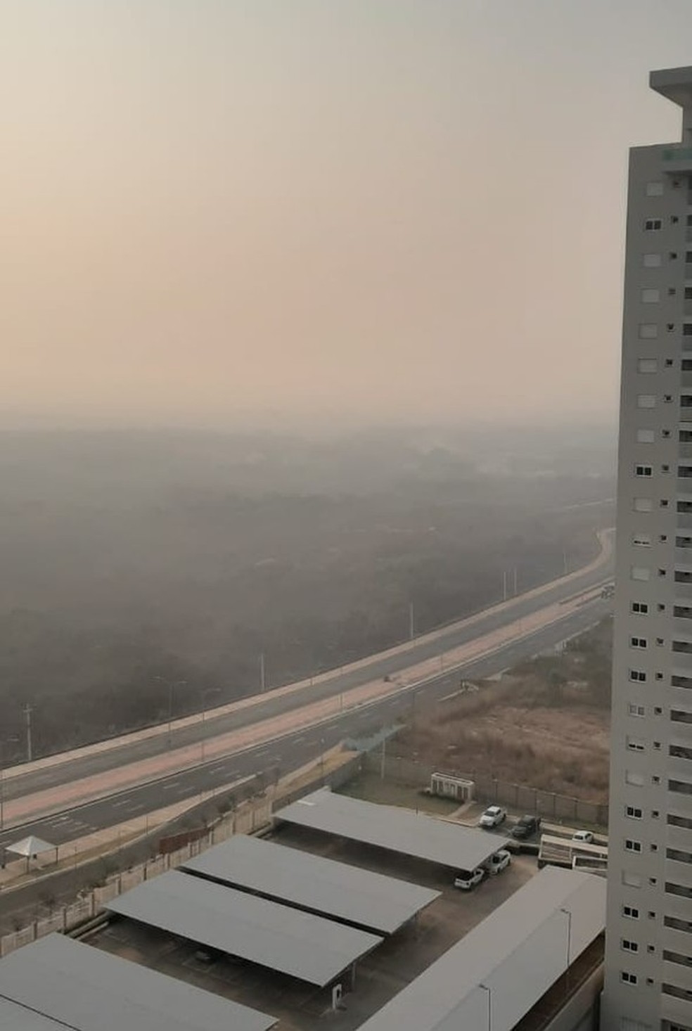 Fumaça densa cobre o céu de Cuiabá  — Foto: Luciana Giradelo/Centro América FM