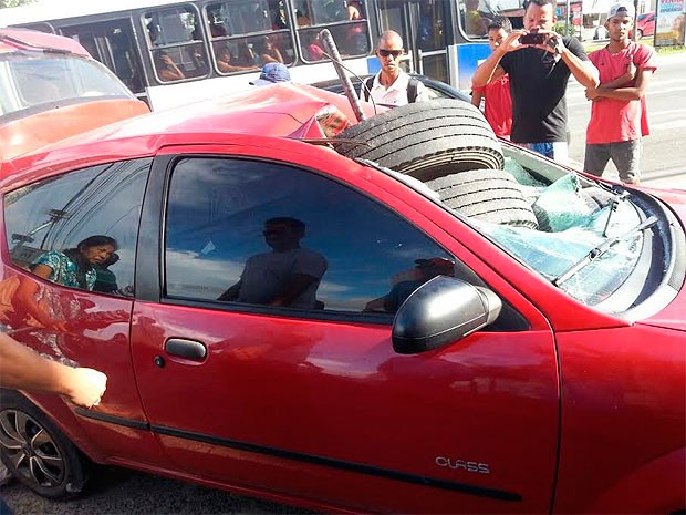 Pneu se solta de micro-ônibus e atinge carro em Lauro de Freitas (Foto: Divulgação/Sutran)