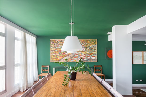 Verde até no teto: pintura realça décor e obras de arte  (Foto: Haruo Mikami)