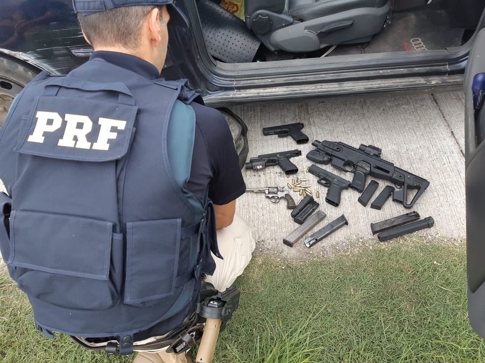 Casal relatou ter recebido R$ 10 mil para transportar armamento entre bairros de Rio Grande para traficantes — Foto: Divulgação/PRF 