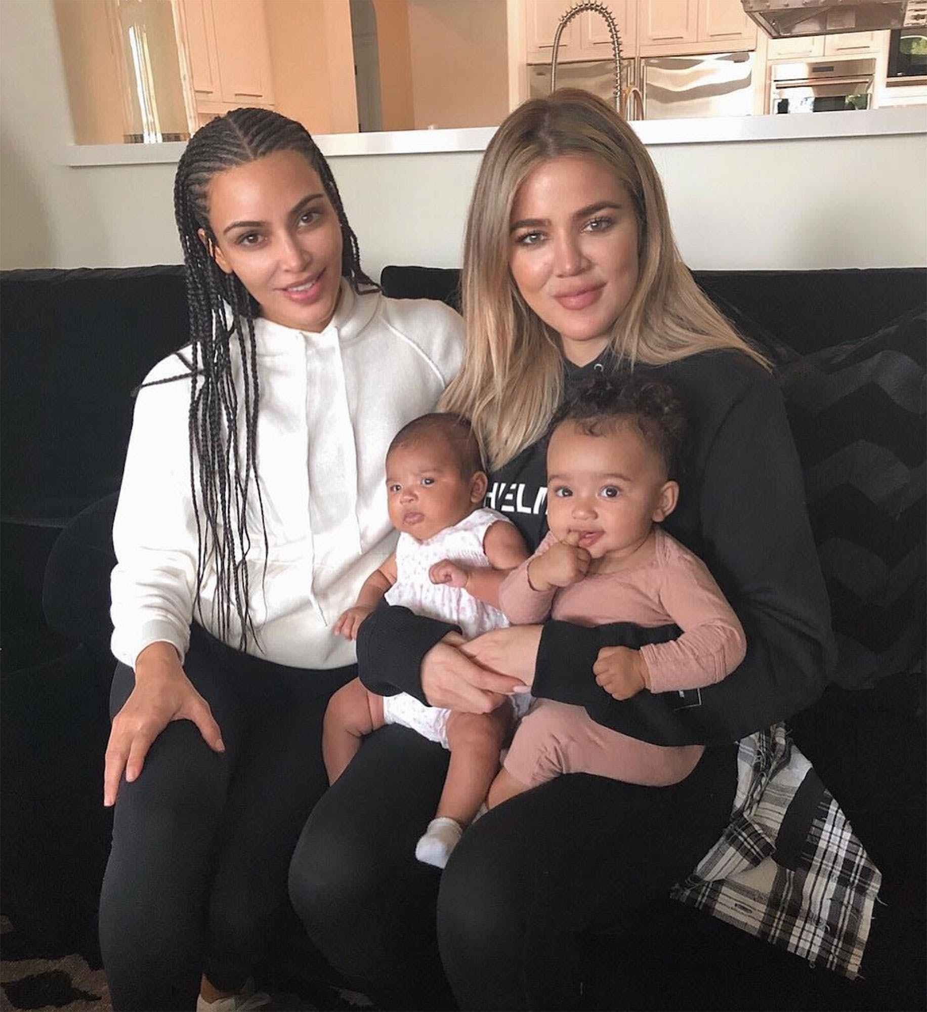 As irmas Kim Kardashian e Khloé Kardashian com Chicago e True (Foto: Instagram)