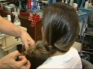 Tranças são penteados despojados que podem ser feitos em casa, ensina cabeleireira. (Foto: Reprodução TV TEM)