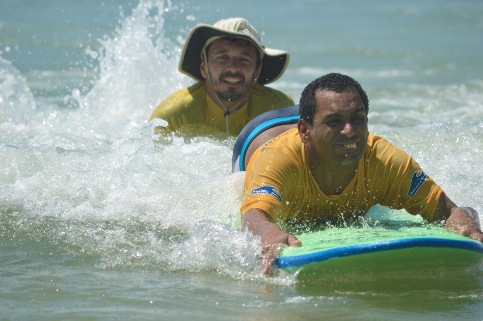 Surf Eficiente promove a inclusão por meio do esporte — Foto: Divulgação/ONG Adote um Cidadão