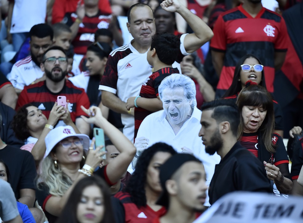 Torcida do Flamengo insulta diretoria e volta a pedir Jorge Jesus em vitória do Flamengo