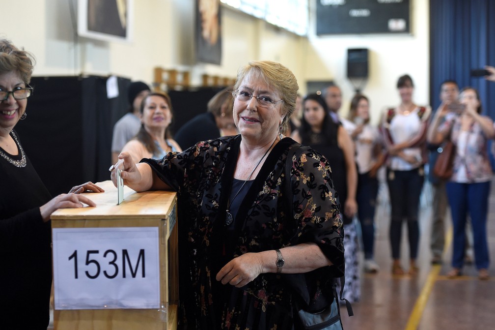 A presidente do Chile, Michelle Bachelet, vota neste domingo (19) em Santiago (Foto: Ximena Navarro / Presidência chilena / via Reuters)