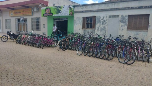 Comerciante afirma que alta na gasolina aumentou movimento em sua loja de venda e reparo em bicicletas (Foto: Arquivo pessoal via BBC)