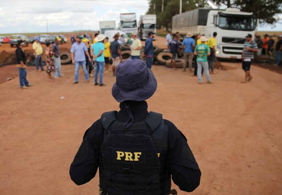 PRF pede reforço para desbloquear estradas — Foto: Diego Vara/Reuters