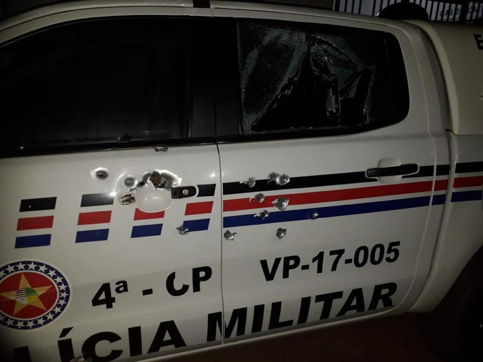 Viatura da Polícia Militar em Esperantinópolis foi atingida a tiros durante assalto a banco — Foto: Divulgação