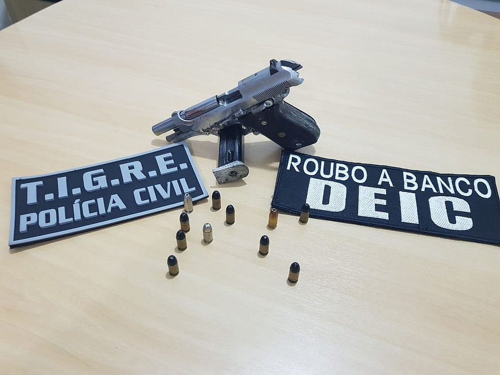 Pistola foi apreendida durante a operação em Arapiraca para prender foragido da Justiça; ele foi morto em troca de tiros — Foto: Polícia Civil
