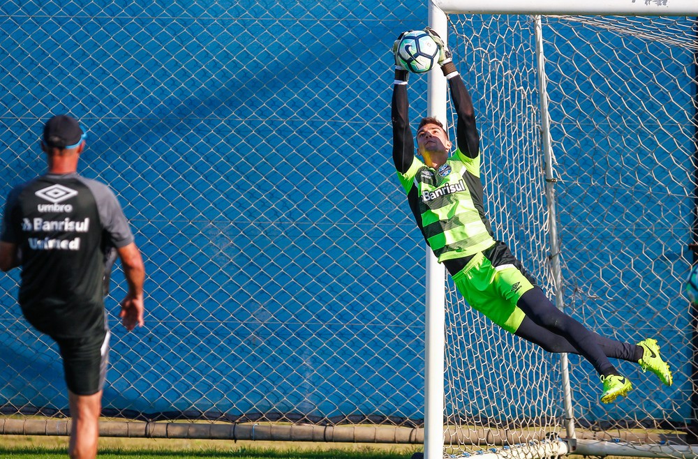 Leo ganha nova chance no gol do Grêmio e prevê dificuldade: Não tem jogo fácil