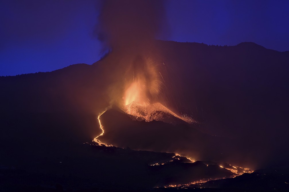 Lava do vulcão flui em La Palma, nas Ilhas Canárias, um arquipélago espanhol no Oceano Atlântico, em 26 de setembro de 2021 — Foto: Daniel Roca/AP