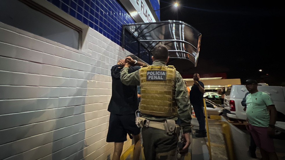 Homens foram levados para a Central de Flagrantes antes de voltar para o presídio — Foto: Ascom