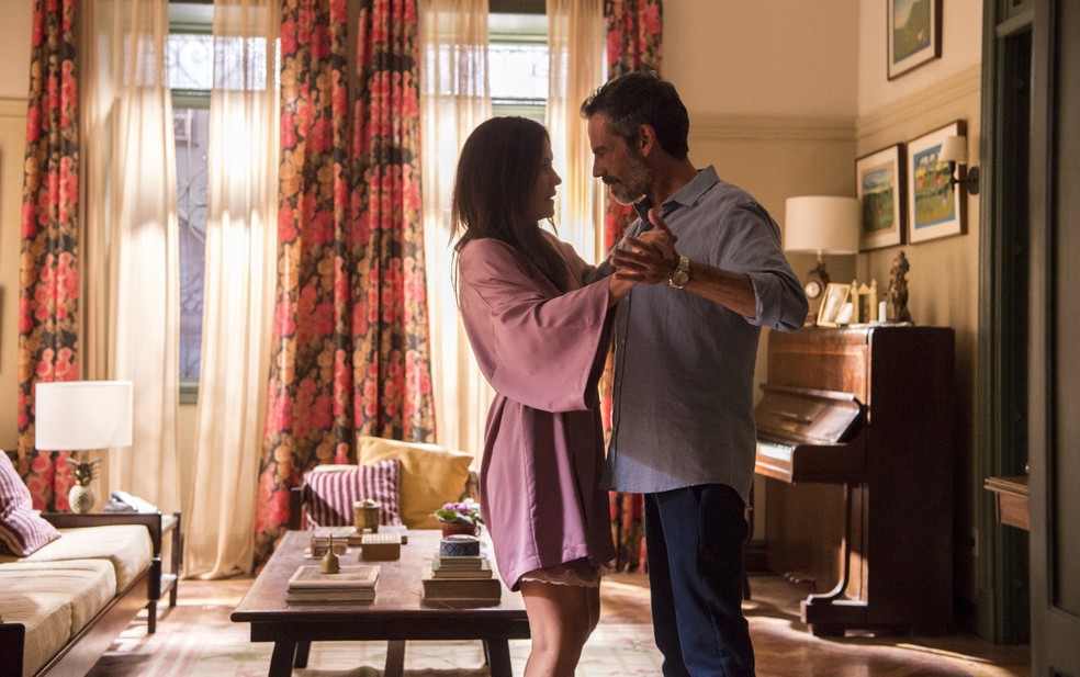 Thelma (Adriana Esteves) e Gabo (Filipe Duarte) — Foto: Estevam Avellar/Globo