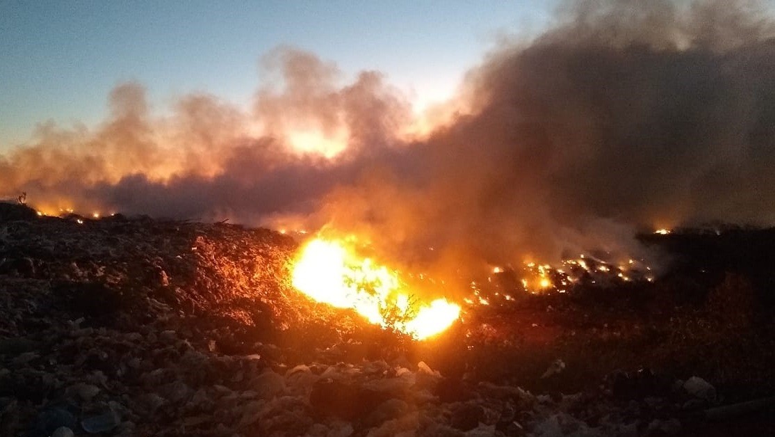 Corpo de Bombeiros combate incêndio em aterro sanitário na zona rural de Picos, no Piauí