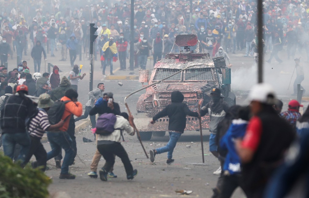 Forças de segurança e manifestantes entram em confronto em Quito, no Equador, nesta terça-feira (8) — Foto: Ivan Alvarado/Reuters