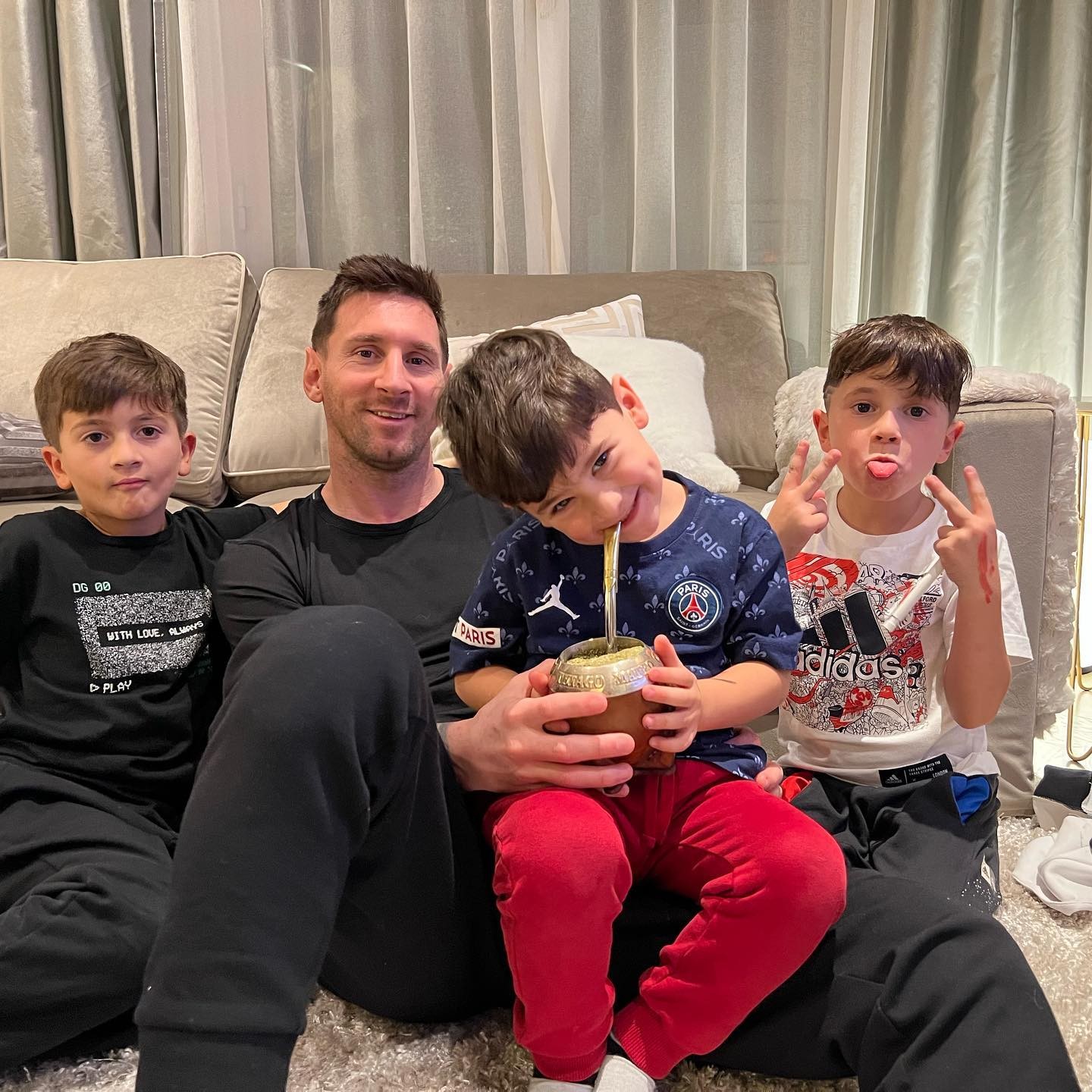 Messi com os filhos: Tiago, Mateo e Ciro (Foto: Reprodução/ Instagram)