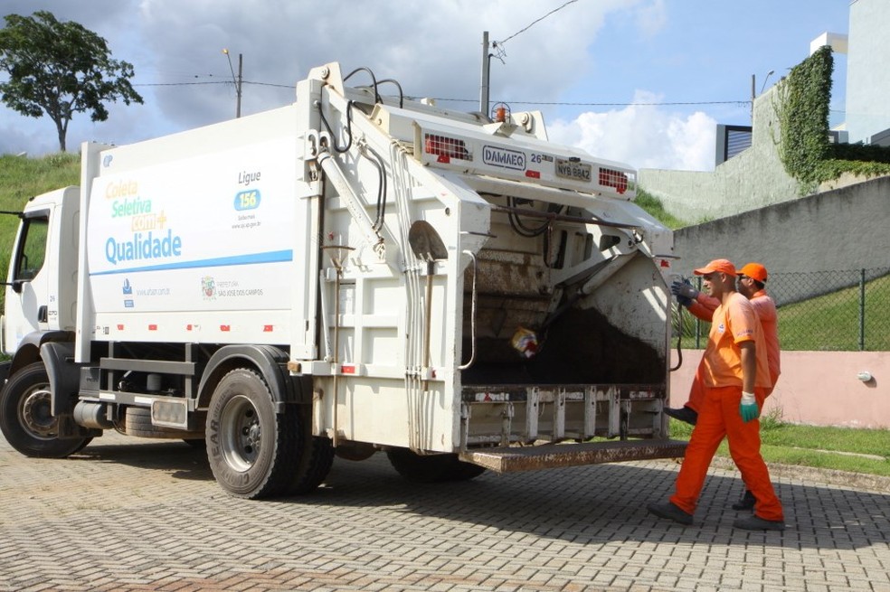 Coleta de lixo feita pela Urbam em S&atilde;o Jos&eacute; dos Campos &mdash; Foto: Beto Faria/PMSJC