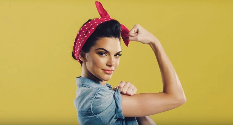 Kendall Jenner aparece como 'Rosie the Riveter' em campanha (Foto: Reprodução)