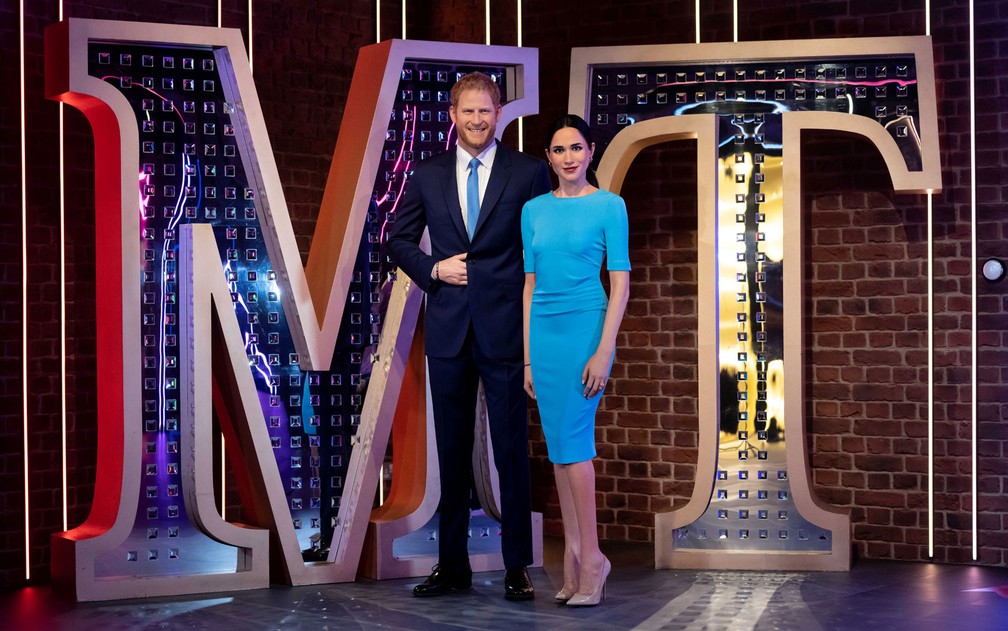 As estátuas do príncipe Harry e sua mulher, Meghan, em suas novas posições no Madame Tussaud de Londres, na quarta-feira (12) — Foto: Madame Tussauds London/Handout via Reuters