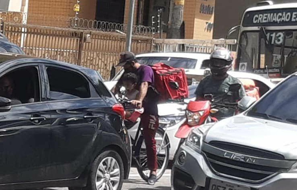 Alessandro Magno leva a filha para trabalhar fazendo entregas em Belém.  — Foto: Reprodução Redes Sociais