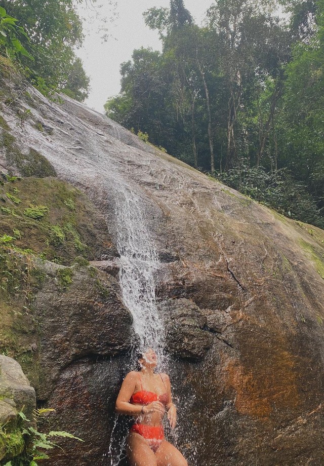 Giulia Costa elege cachoeira como hotspot para recarregar as energias (Foto: Reprodução/Instagram)