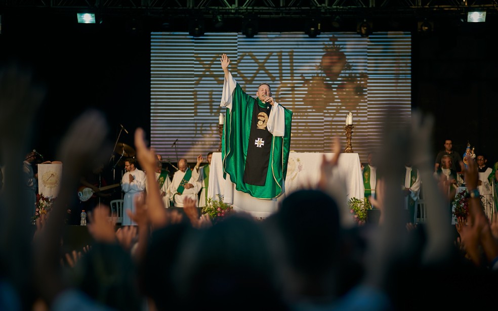 Padre Marcelo Rossi canta durante tarde de festival de música cristã Hallel, em Franca, SP — Foto: Igor do Vale/G1
