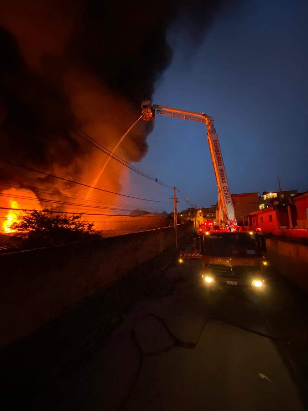 Incêndio de grandes proporções atinge fábrica na Grande BH — Foto: Corpo de Bombeiros/Divulgação