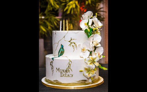 Bolo especial trazia o nome de Monah Delacy e pássaros pintados à mão, além de flores de açúcar. Foi assinado pela cake designer Luciana Wellisch, da Confiserie de Lu