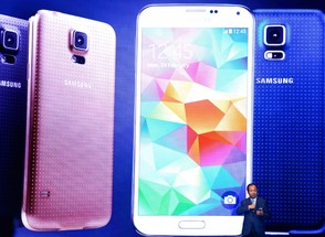 O CEO da Samsung JK Shin apresenta o novo Samsung Galaxy S5 (Foto: Getty Images)