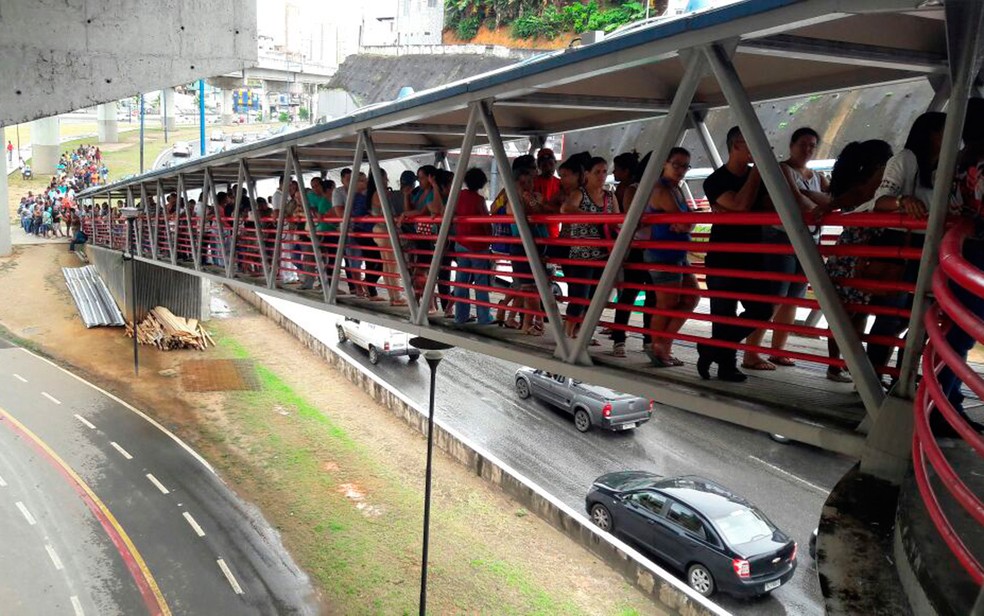 Filas chegaram até a passarela da estação do metrô (Foto: Vanderson Nascimento/TV Bahia)