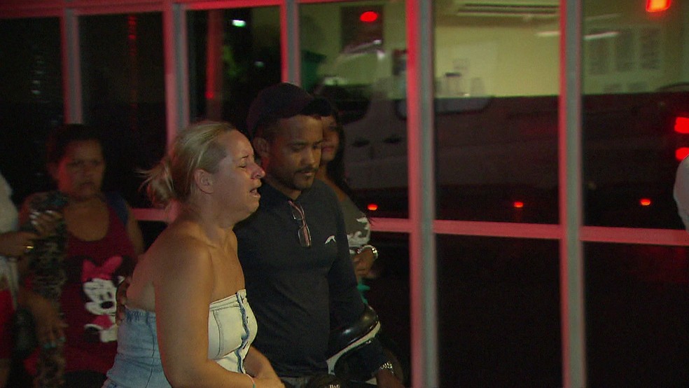 Pais de José Ernestor Ferreira da Silva, mordido por um tubarão, chegam a hospital no Recife (Foto: Reprodução/TV Globo)